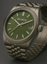 Illustration of the SKYMOD Prime Date Olive: olive-green dial, fluted bezel, steel bracelet